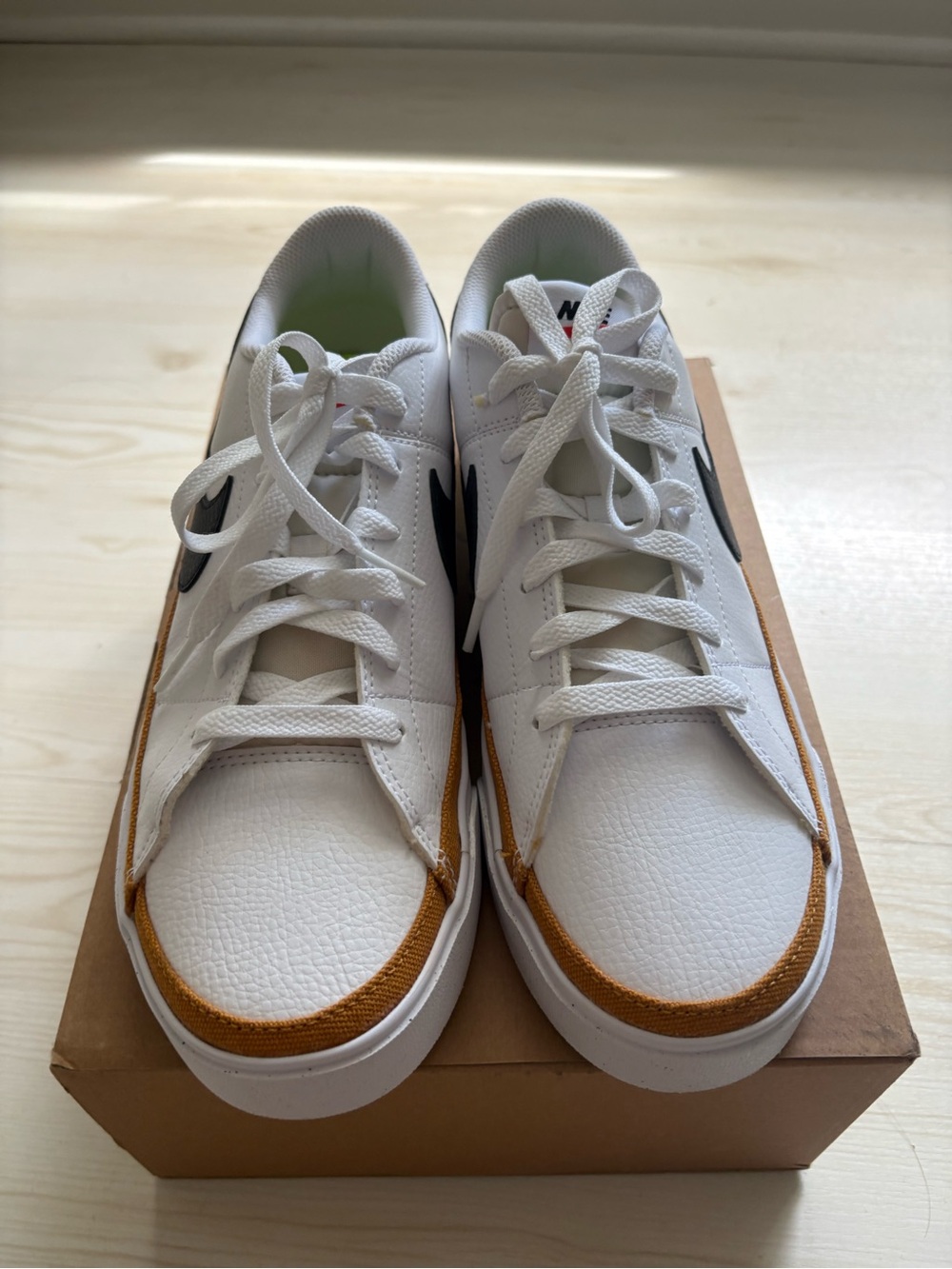 Women’s Nike low top sneakers.